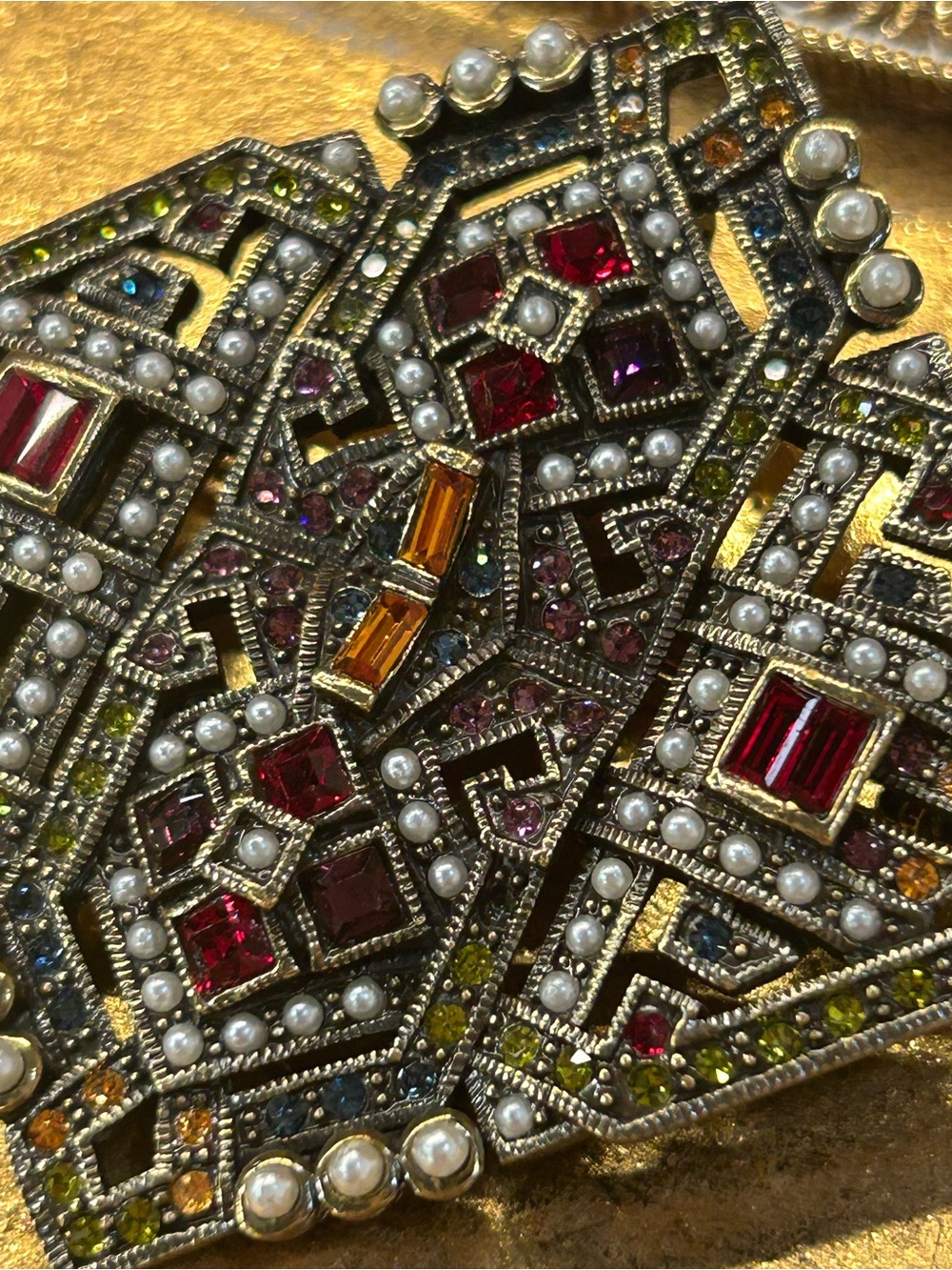 Gorgeous Heidi Daus Artful Sophistication geometric brooch
